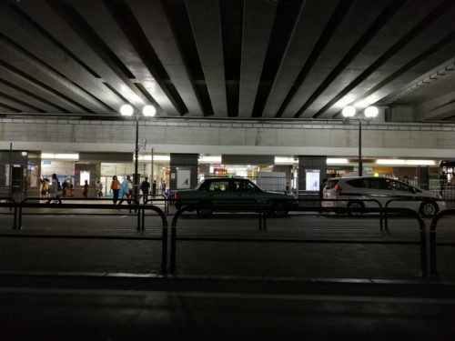 夜の経堂駅タクシー乗り場に待機するタクシー