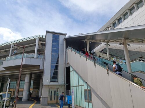 登戸駅のペデストリアンデッキにあるエレベーター・エスカレーター