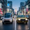 ロボタクシーと有人タクシーが並走する